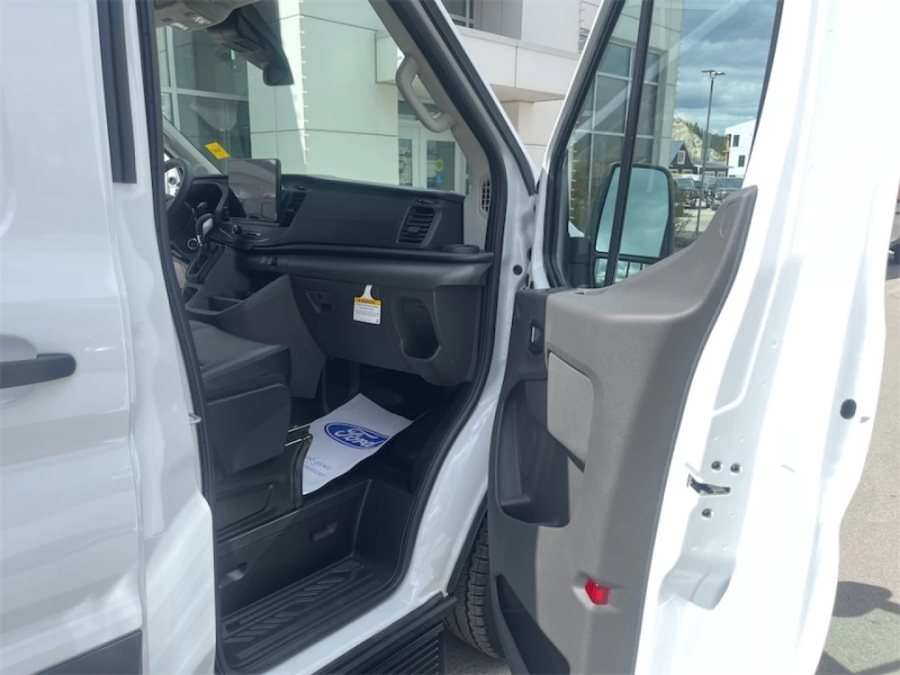 2026 Ford Transit-250 148 WB Medium Roof Cargo Image principale