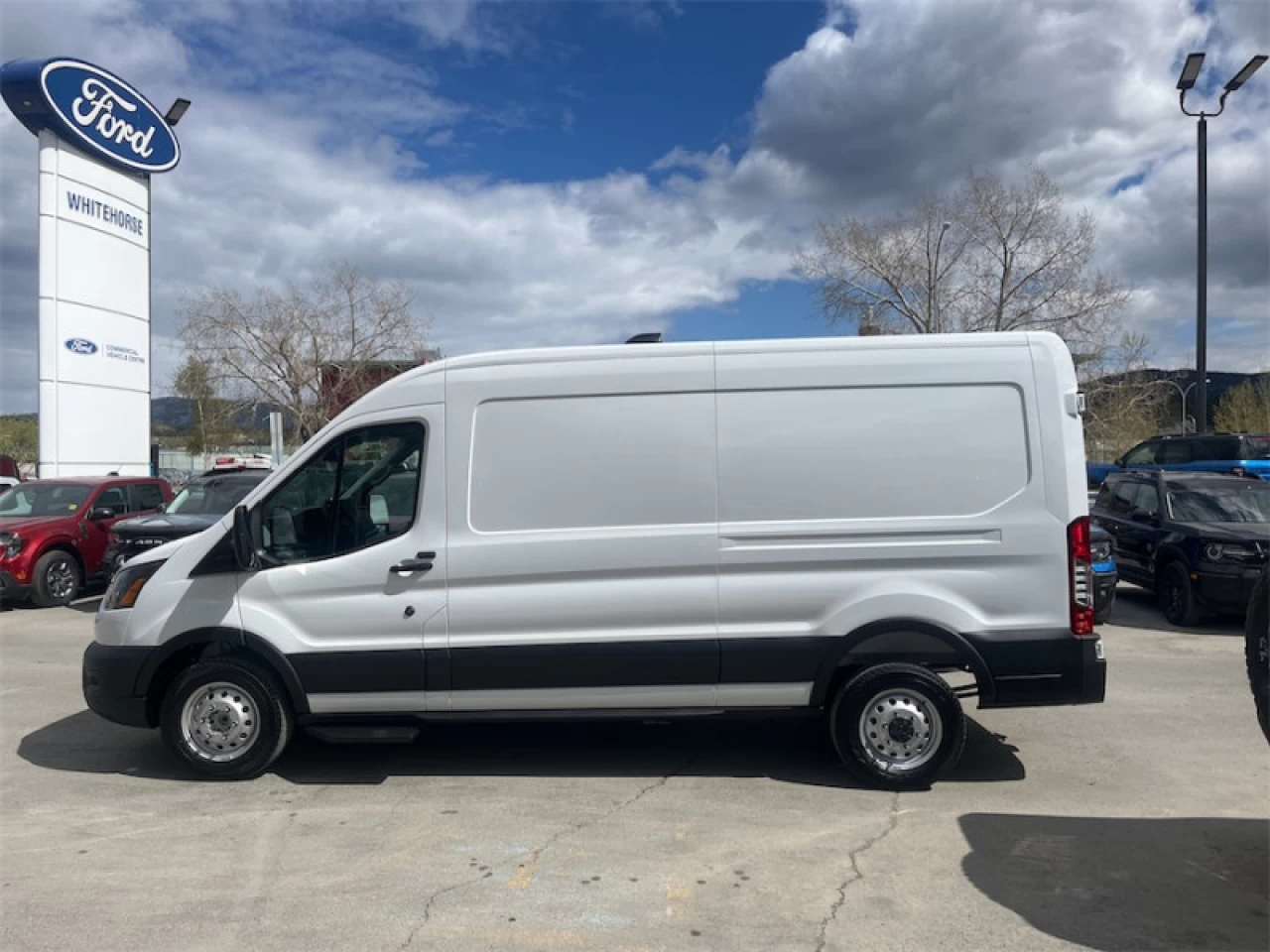 2026 Ford Transit-250 148 WB Medium Roof Cargo Image principale