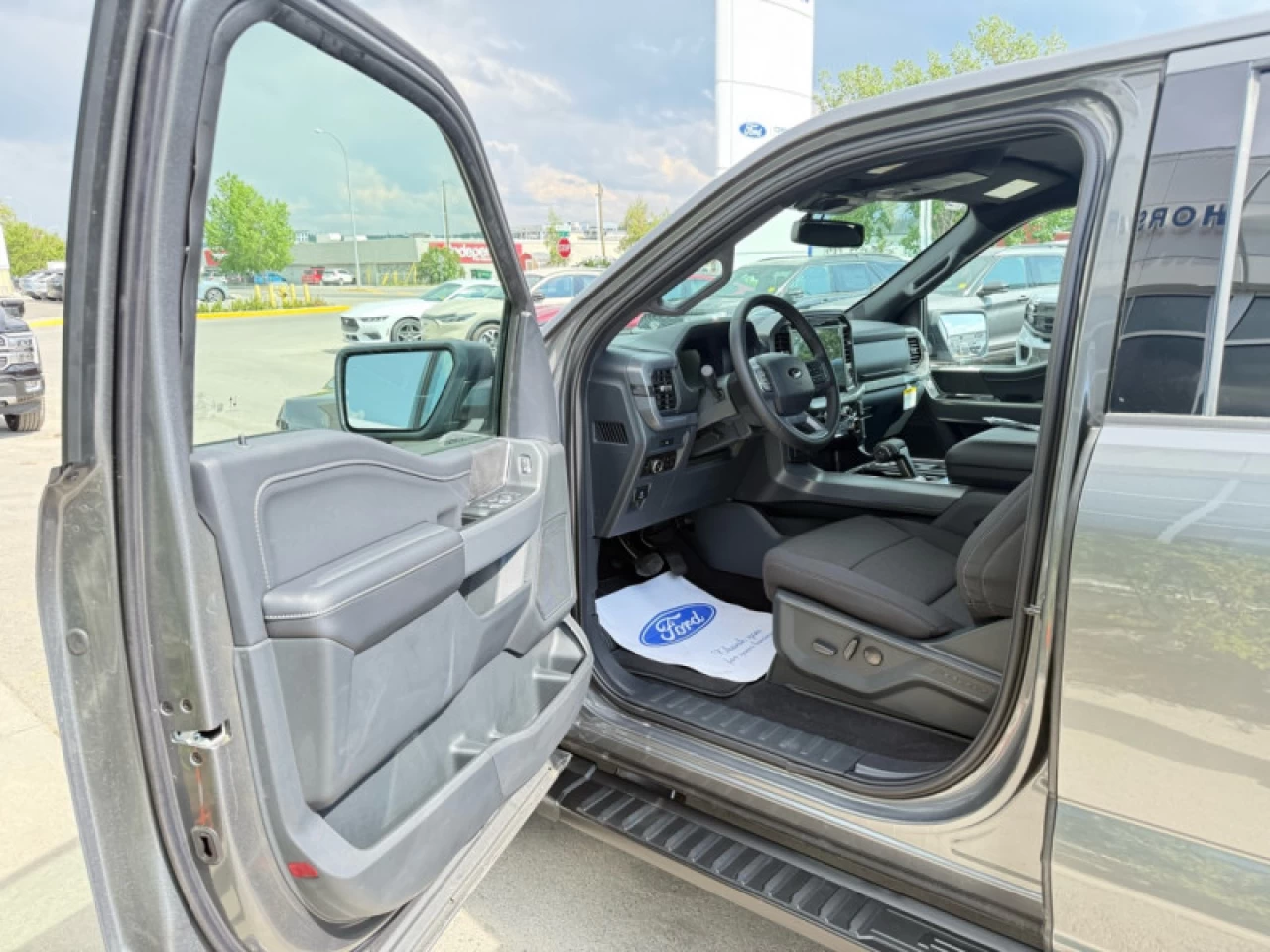 2025 Ford F-150 XLT Main Image