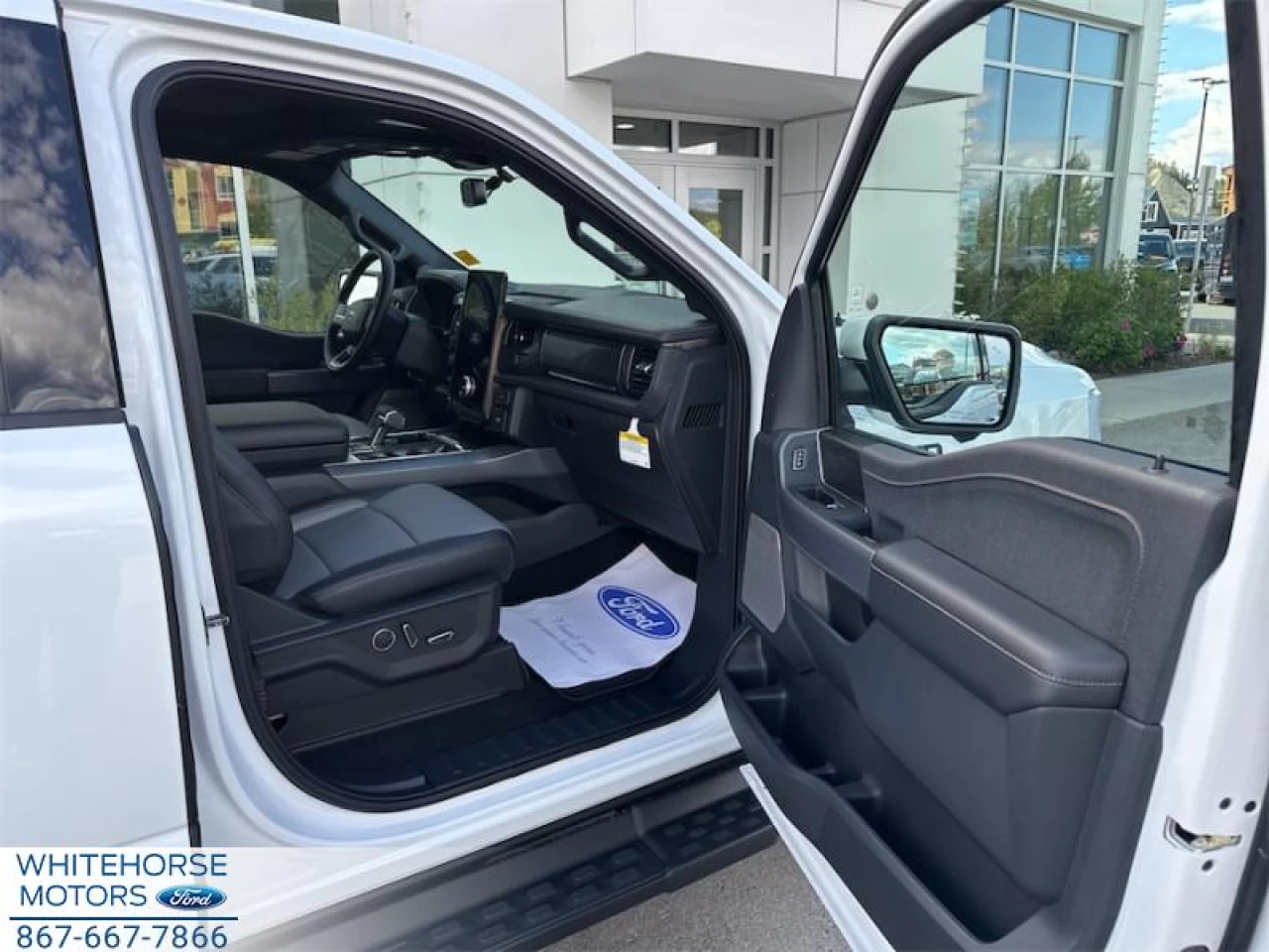 2025 Ford F-150 Lightning Lariat Main Image