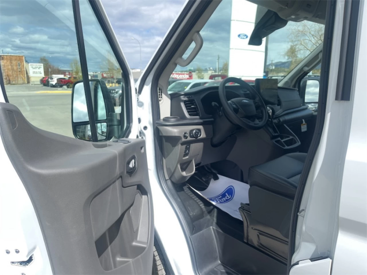 2026 Ford Transit-250 148 WB Medium Roof Cargo Image principale
