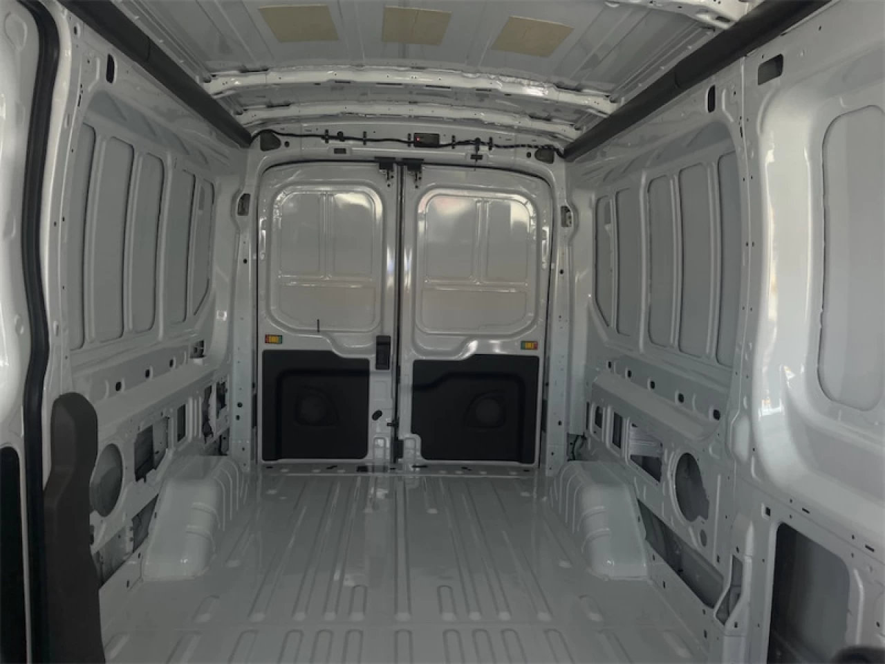 2026 Ford Transit-250 148 WB Medium Roof Cargo Image principale