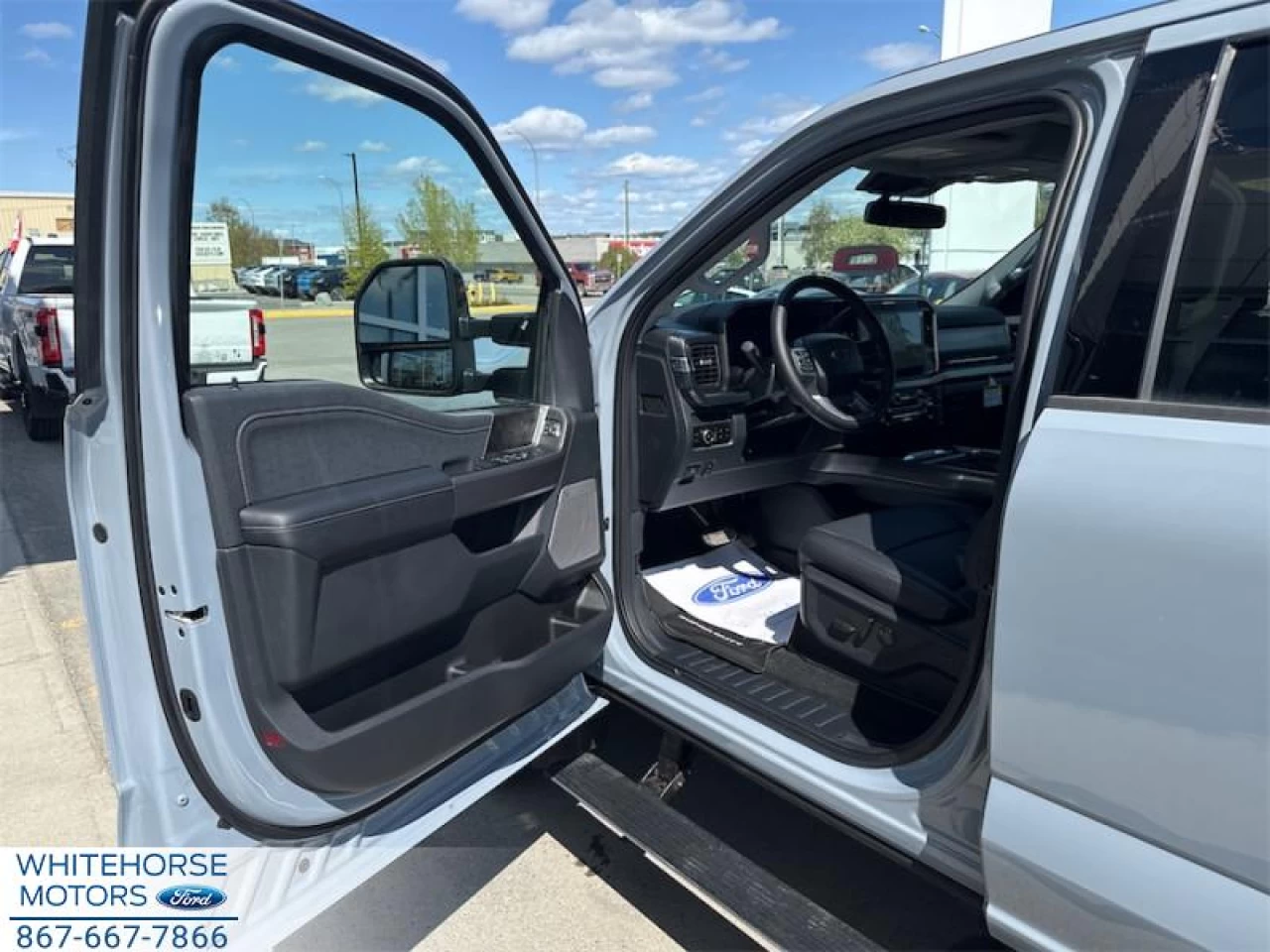 2025 Ford F-350 Super Duty Lariat Main Image