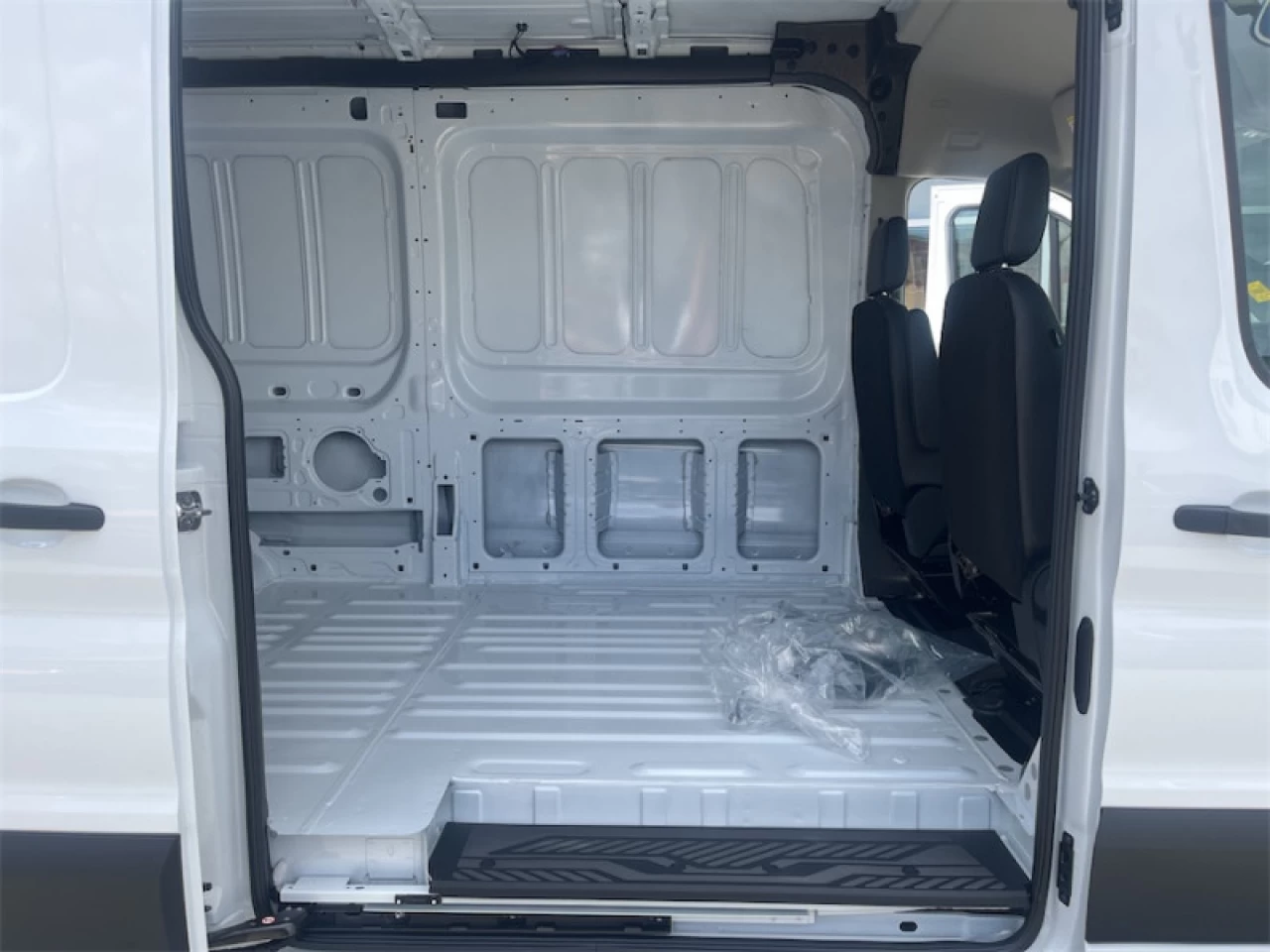 2026 Ford Transit-250 148 WB Medium Roof Cargo Image principale