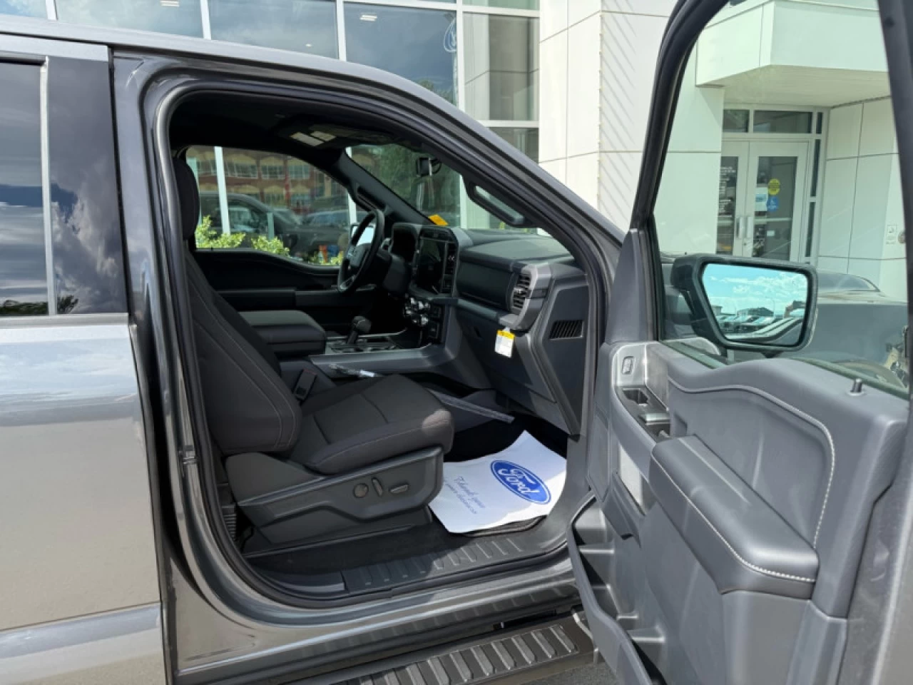 2025 Ford F-150 XLT Main Image