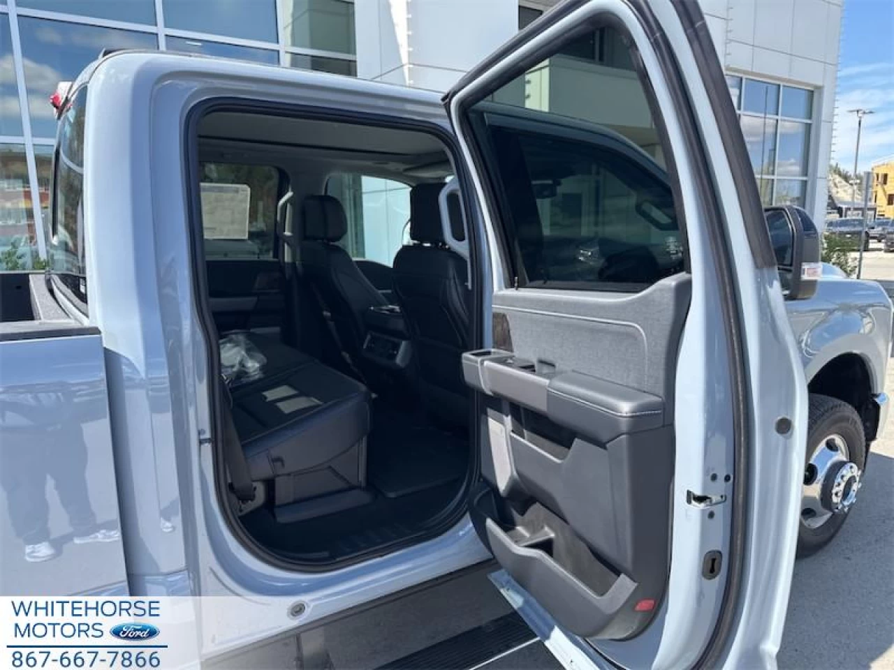 2025 Ford F-350 Super Duty Lariat Main Image