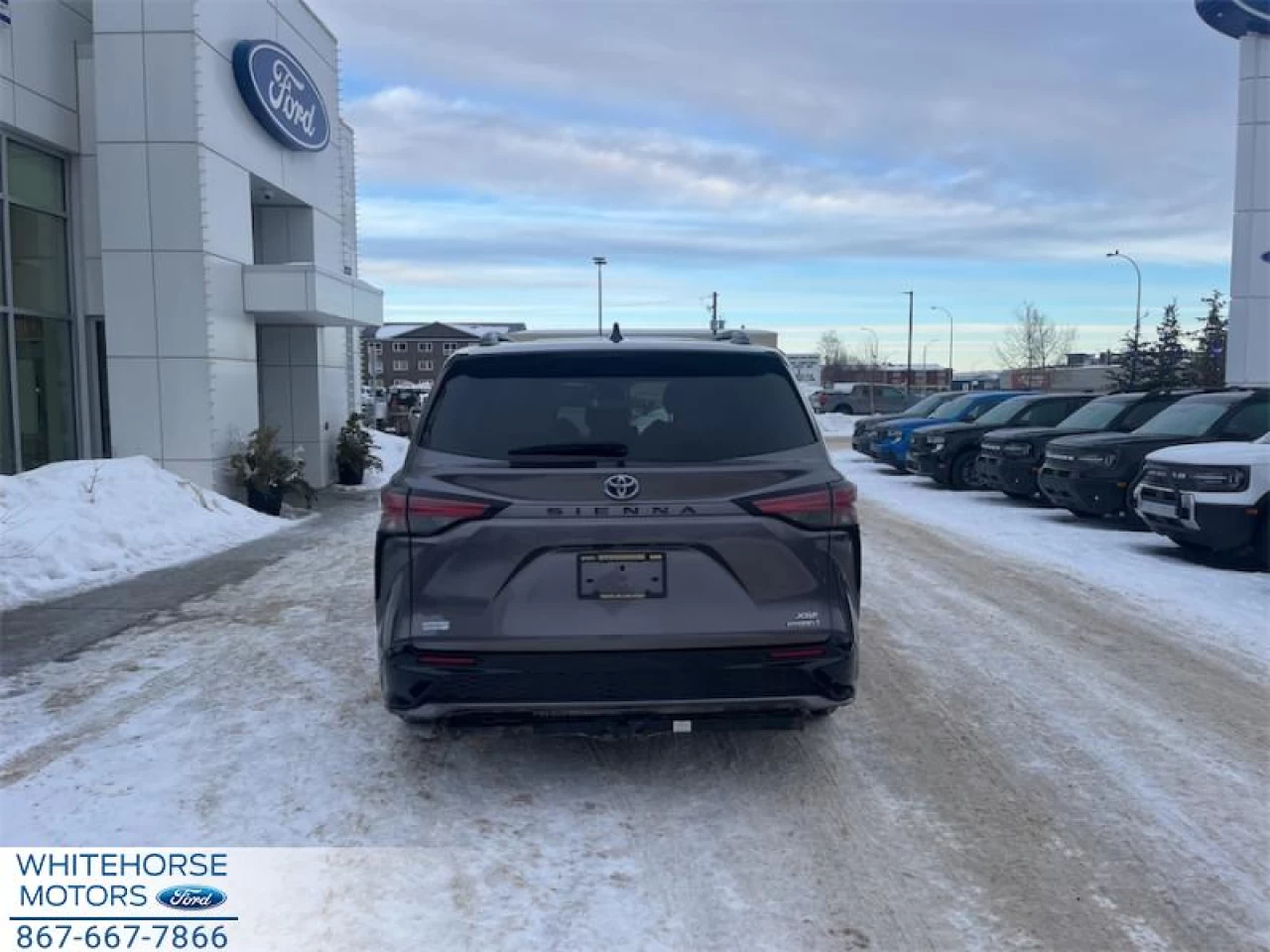 2021 Toyota Sienna LE 8-Passenger Main Image