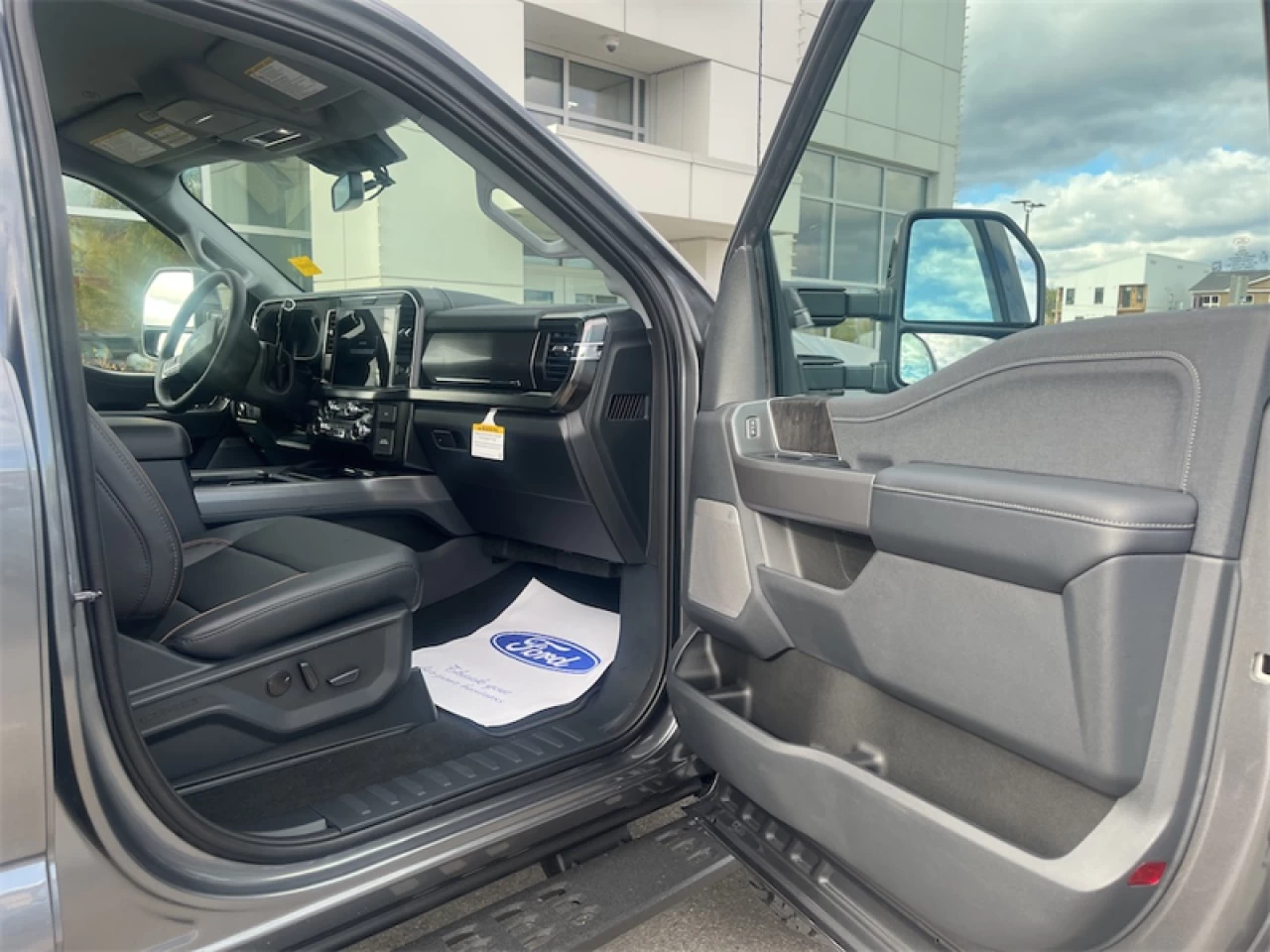 2027 Ford F-250 Super Duty Lariat Main Image