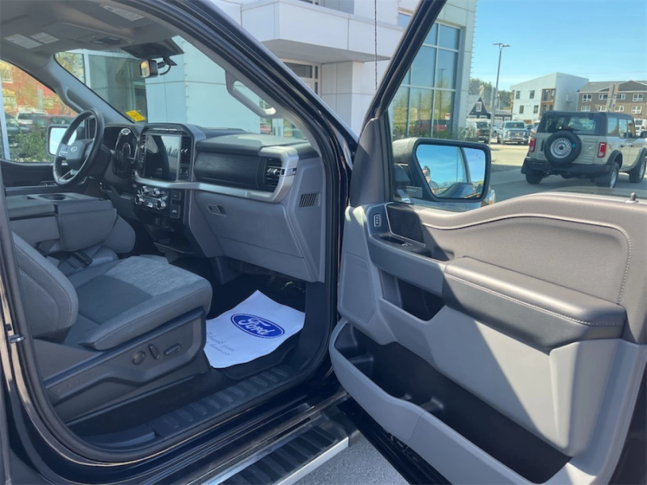 2023 Ford F-150 XLT Main Image