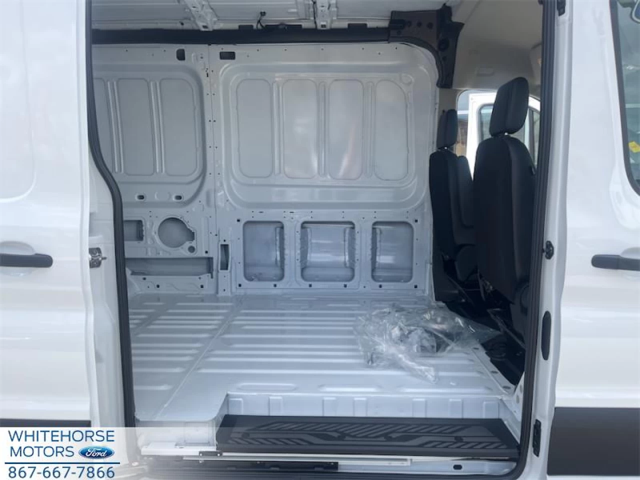 2026 Ford Transit-250 148 WB Medium Roof Cargo Image principale