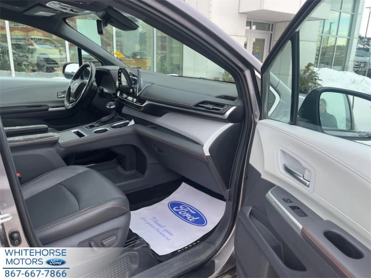 2021 Toyota Sienna LE 8-Passenger Main Image