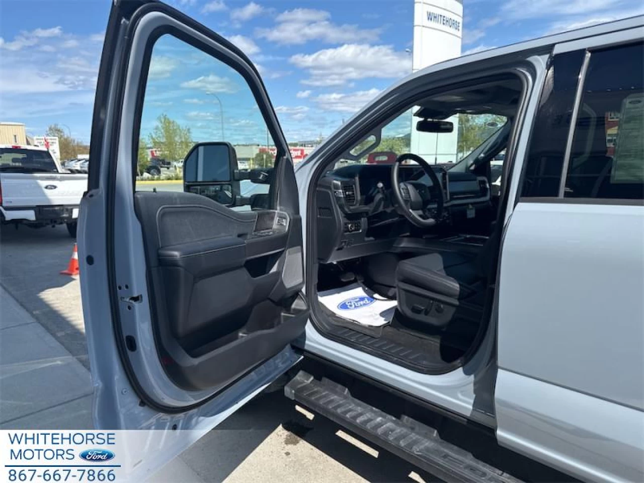 2025 Ford F-350 Super Duty LARIAT Main Image