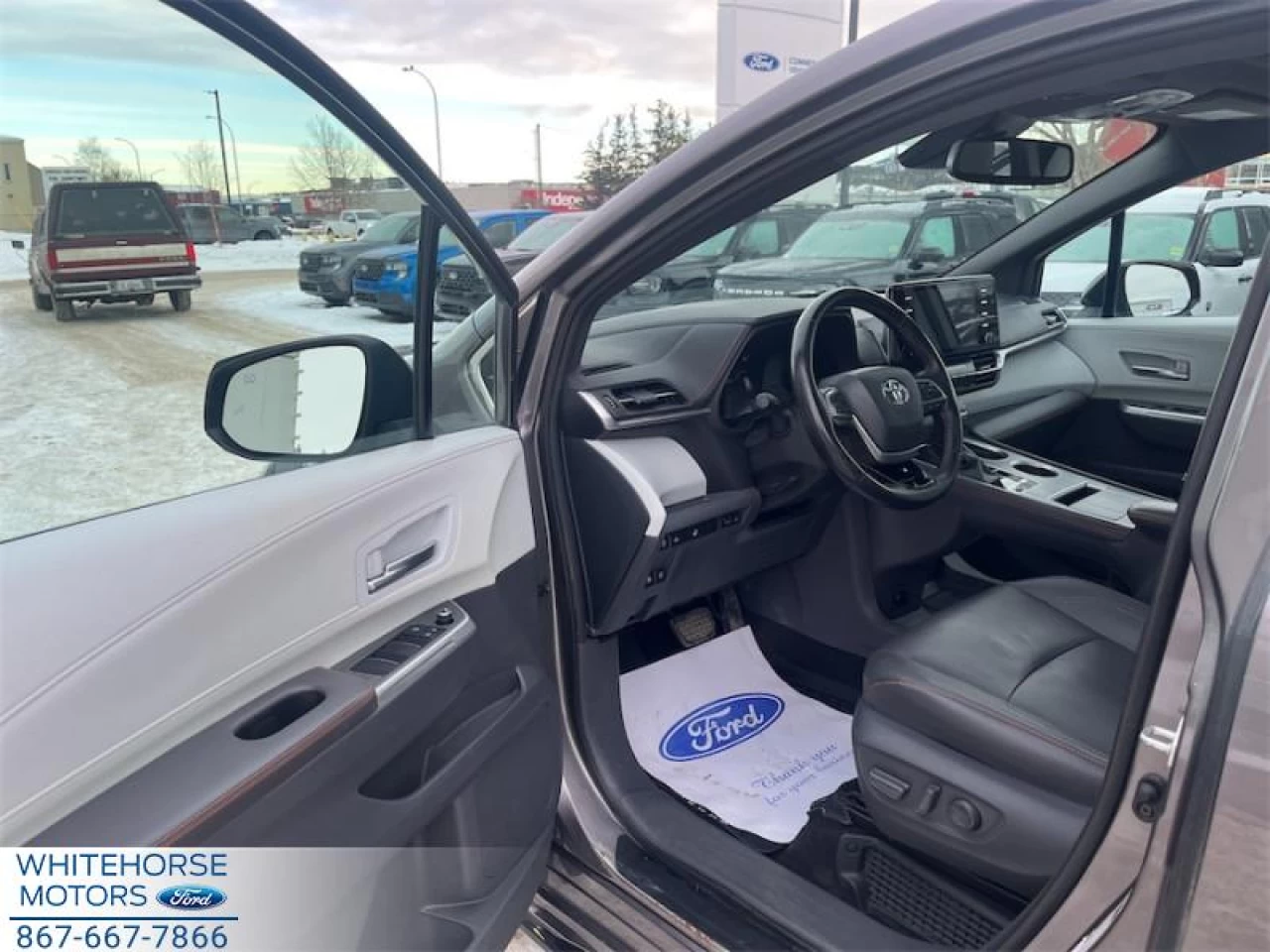 2021 Toyota Sienna LE 8-Passenger Main Image