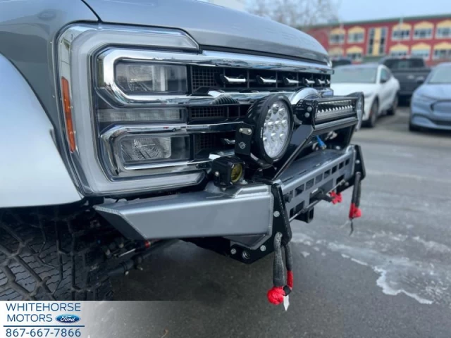 Ford F-350 Chassis Cab Lariat 2023