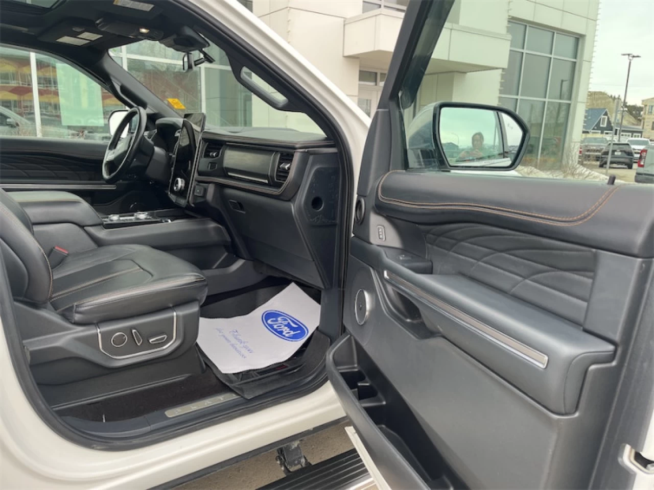 2022 Ford Expedition Max Platinum Main Image