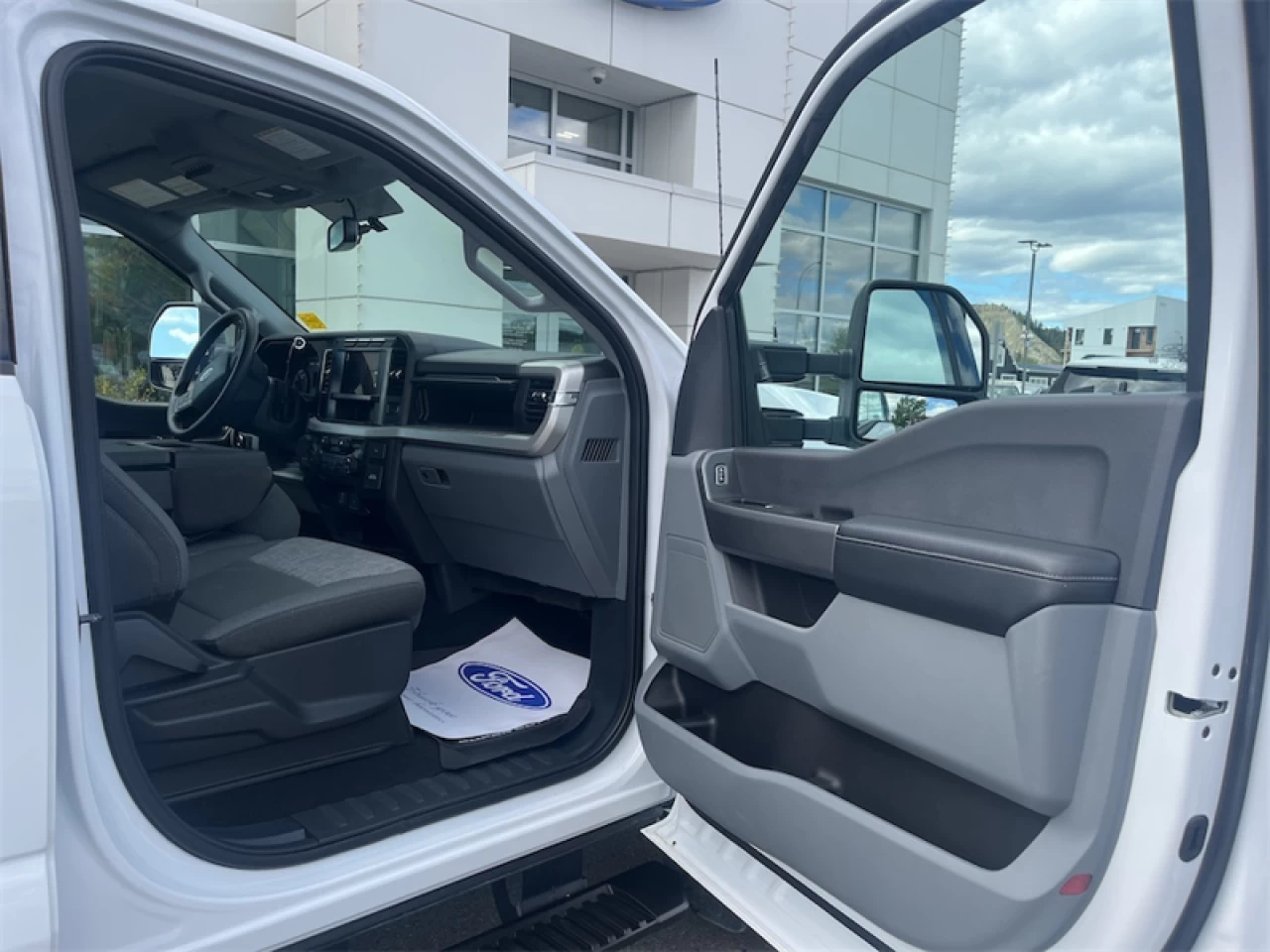 2023 Ford F-350 4X4-CREW CAB SRW XLT-176 WB Main Image