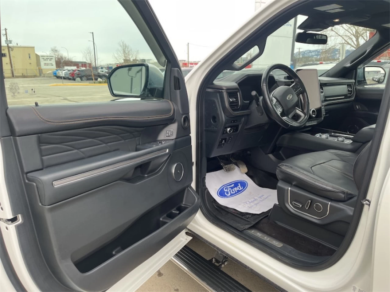 2022 Ford Expedition Max Platinum Main Image
